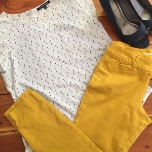 ⭐️Old Navy Pixie Mid Rise Size 4